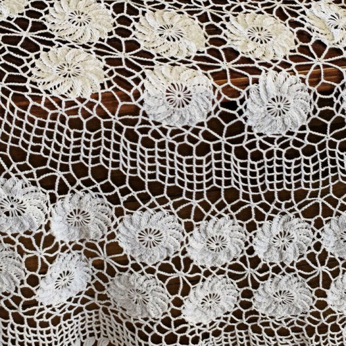 Knitted tablecloth 140 centimeters like new