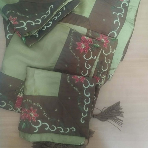 Living room table runner set of 4 pieces like new with fringes and patterns