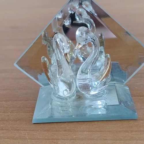 Decorative swans like new, minimalist decor