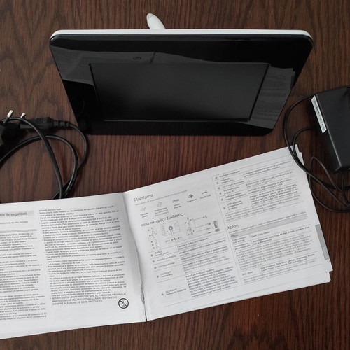 Samsung SPF-71ES 7'' digital photo frame like new