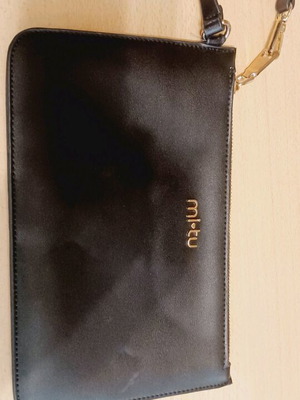 Τσαντάκι mi tu χειρός μαύρο καινούργιο με χρυσές λεπτομέρειες