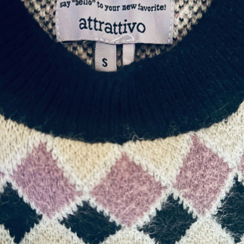 Attrattivo knitted sweater like new with diamond pattern