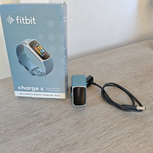 Fitbit Charge 5 like new smartwatch with box and charger