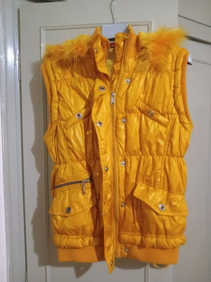 Medium jacket vest with detachable hood