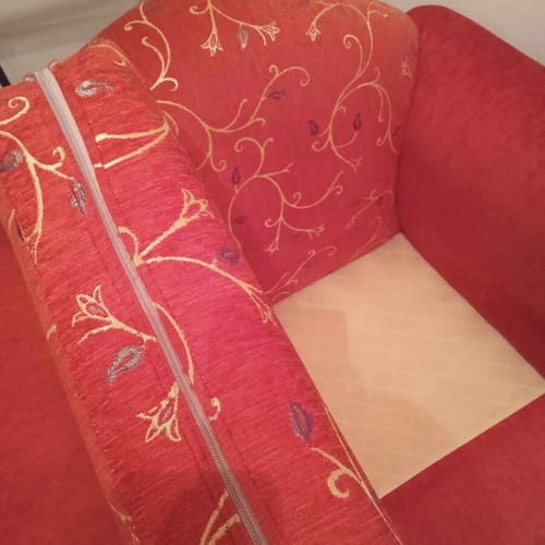 Living room armchair like new with wooden legs and removable cushion