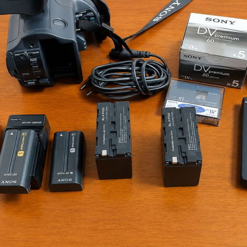 Sony HDR-FX1E HDV 1080i MiniDV 3CCD camcorder used with Carl Zeiss lens