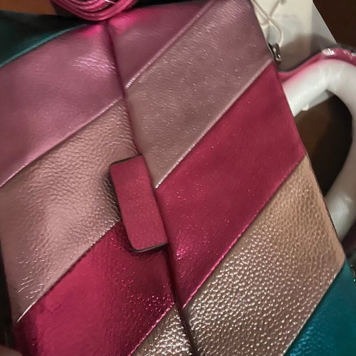 Метализирана чанта нова с етикети цветна crossbody