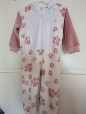 Onesie sleepwear like new with dog design for 6 years old