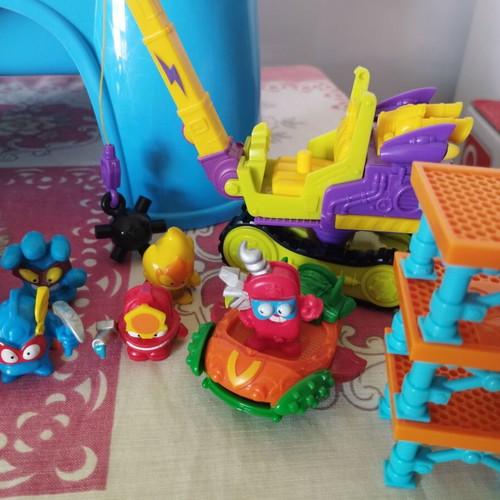 Super Zings figures and vehicles like new, pack of 13 pieces