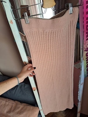 Knitted long pink skirt new, size small