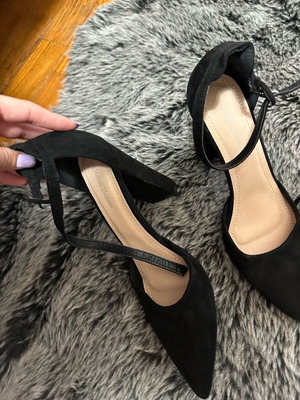 Pointed black pumps size 39 used with scratch