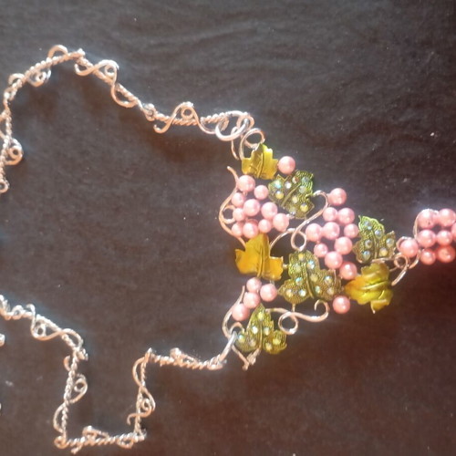 Necklace like new, handmade grapevine design with faux pearls and rhinestones
