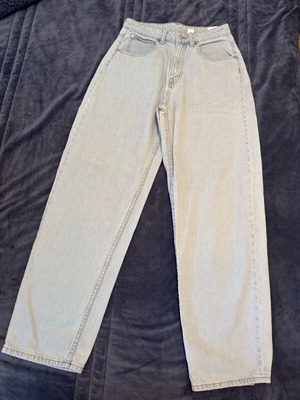 Light-colored 90’s baggy jeans used, size 38, ultra high waist