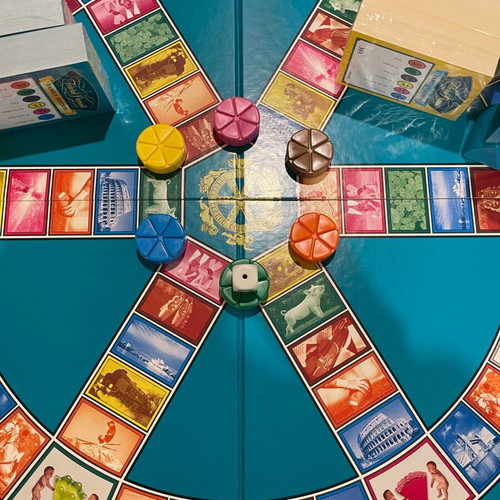 Trivial Pursuit Family Edition 1998 like new, collectible Greek edition
