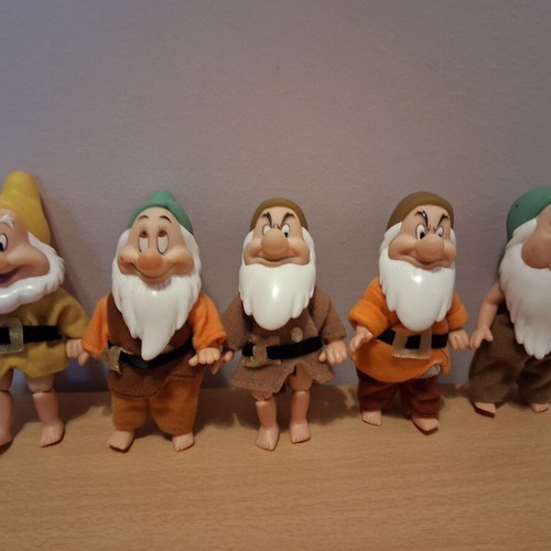 Disney collectible Snow White dwarfs figures like new
