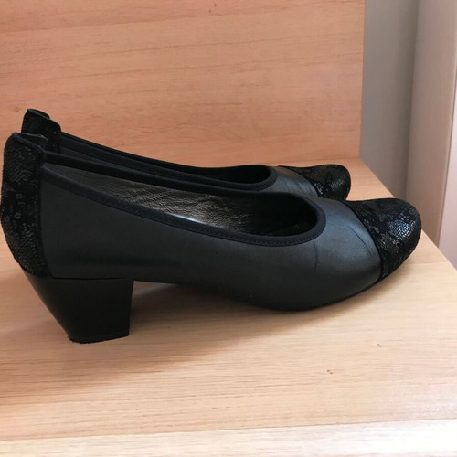 Salamander low heels black like new, size 37