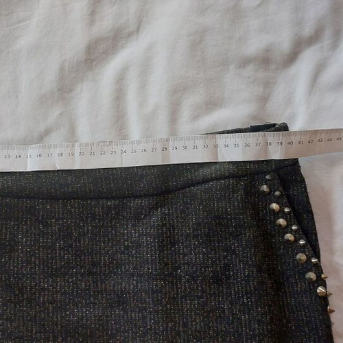Skirt new with pockets and gold zippers, size L