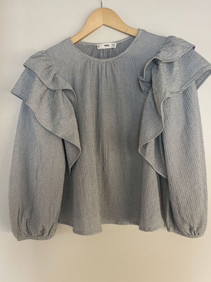 Mango thin blouse with 3/4 sleeve used, size Medium