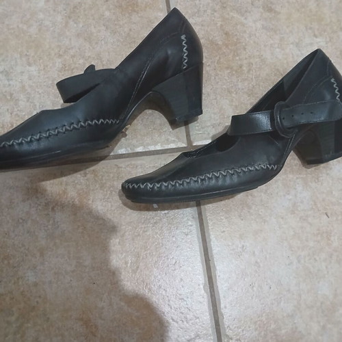 Clarks black leather women's heels size 39