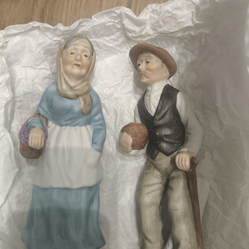Vintage porcelain farmer couple figurines like new, set of 2