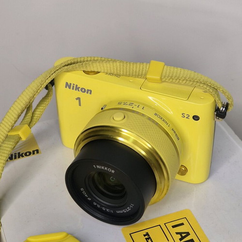 Nikon 1 S2 Mirrorless in rare yellow color like new, full kit