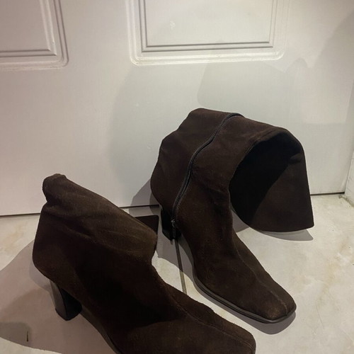 Suede boots with heel like new, brown