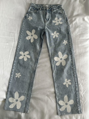 Jeans with white flowers like new, size XS