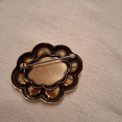 Tie pin like new with oval black stone and gold-colored design