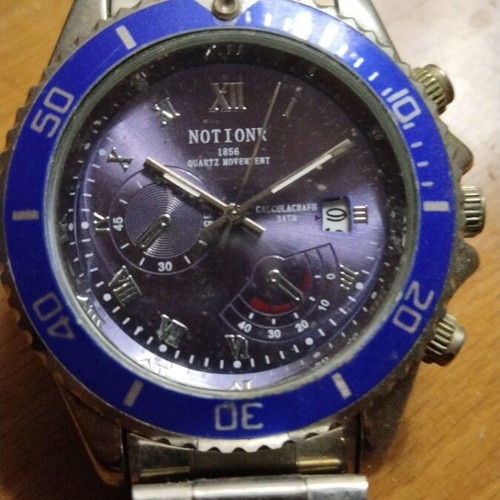 Quartz wristwatch with date display, metal bracelet