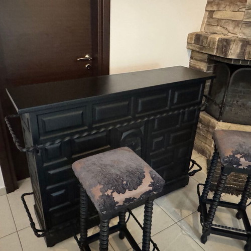 bar with 2 stools