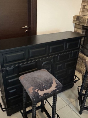 bar with 2 stools
