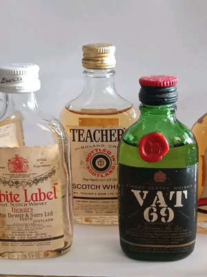 Miniature drinks like new, pack of 5 collectible bottles