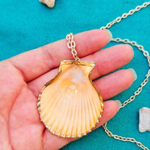 Summer shell necklace like new, orange and gold tone