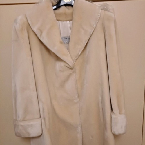 Women's plush coat like new, off-white, size XL
