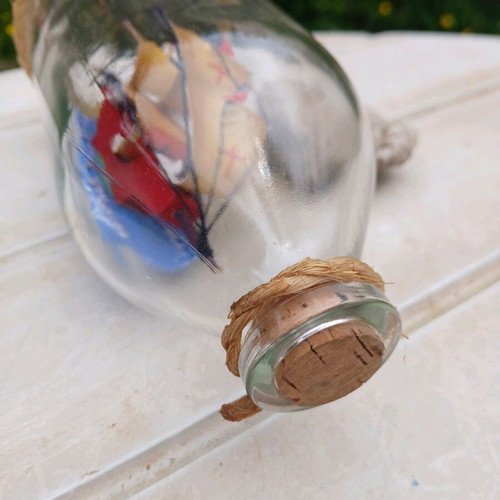 Ship in a bottle like new, glass