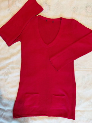Red long pullover used with V-neck and small pockets