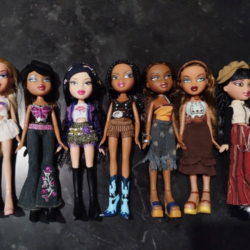 Bratz dolls used, set of 7 with minor defect
