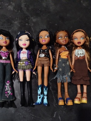 Bratz dolls used, set of 7 with minor defect