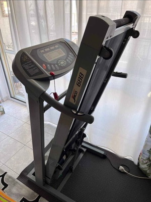 Semi-professional treadmill like new with multiple training programs
