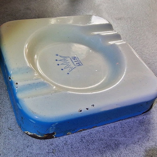 Enameled ashtray used, old and beautiful, size 12x12