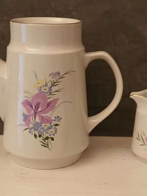 Fine porcelain teapot and sugar bowl set like new, unused