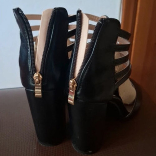 Women's black gladiator sandals like new with block heel and peep toe