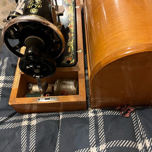Sewing machine used, 50-60 years old, Japanese in excellent condition