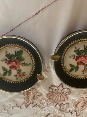 Embroidered ashtray set like new, vintage 1970s