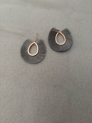 Dangling earrings like new with rose gold hook and grey silver fringes