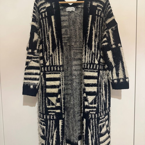 Knitted cardigan like new with unique pattern, size S-M