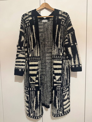 Knitted cardigan like new with unique pattern, size S-M