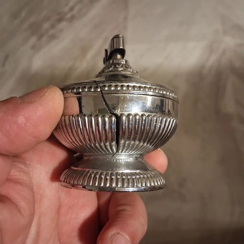 Plastic ashtray with lighter base
