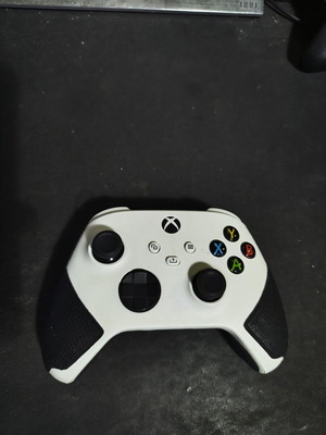 Xbox Series controller like new with Lizard Skin grips and Snakebyte rechargeable battery