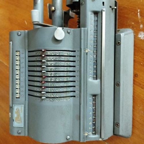 Multo vintage mechanical pinwheel calculator